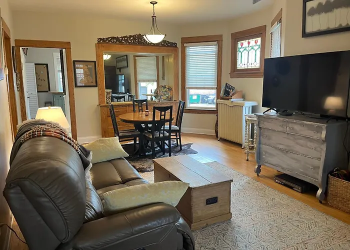 Sunny 2 Bedroom West Of Chicago In Quaint Center Appartamento *