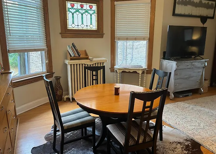 Sunny 2 Bedroom West Of Chicago In Quaint Center Forest Park