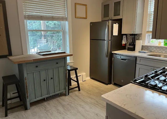 Sunny 2 Bedroom West Of Chicago In Quaint Center Appartamento *