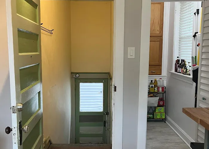 Sunny 2 Bedroom West Of Chicago In Quaint Center *