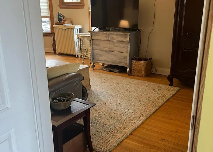Sunny 2 Bedroom West Of Chicago In Quaint Center *