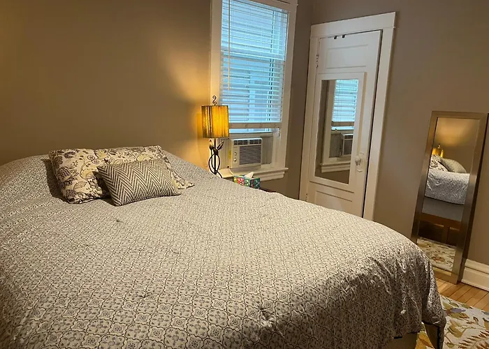 Sunny 2 Bedroom West Of Chicago In Quaint Center * Forest Park